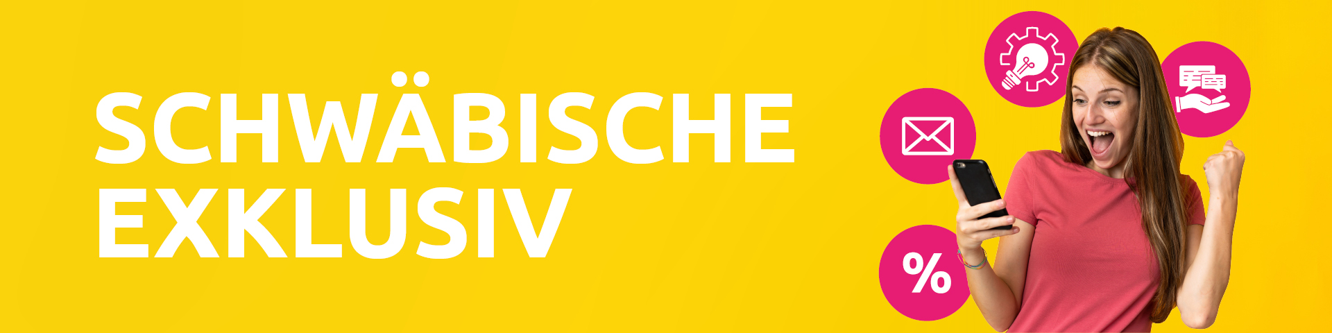 Eine Frau schaut auf ihr Smartphone und freut sich über den Newsletter Schwäbische exklusiv.