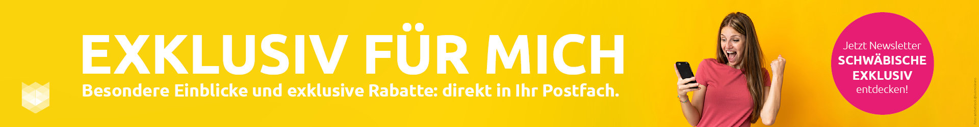 Jubelnde Frau mit Smartphone entdeckt Insider-Infos exklusive Rabatte im kostenlosen Schwäbische Exklusiv Newsletter.
