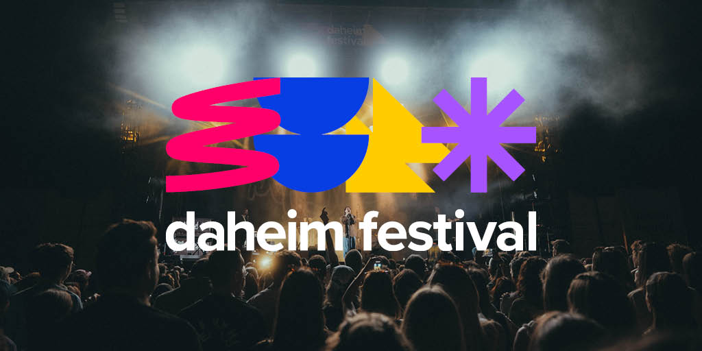 Festivalbühne mit Logo Daheim Festival
